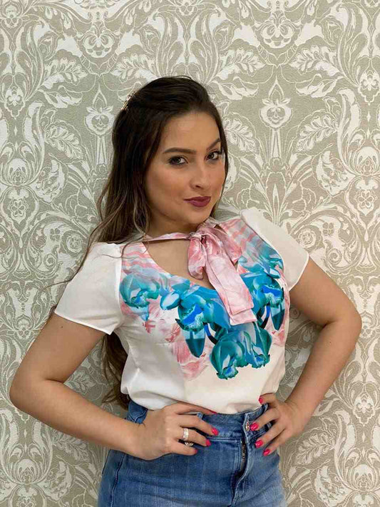 Blusa com Detalhe Amarração no Decote