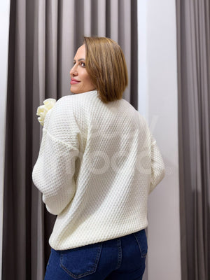 Blusa Paula Texturizada com Pompom em Tricô Modal Casual e Elegante