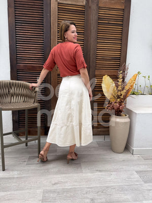 Saia Longa Lisa em Sarja com Botões Casual e Elegante
