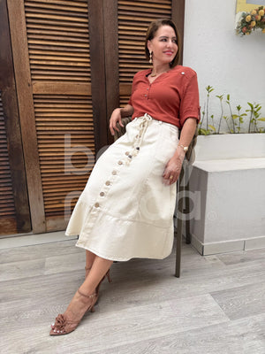Saia Longa Lisa em Sarja com Botões Casual e Elegante