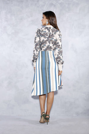 Saia Evasê Plana com Babado Assimétrico